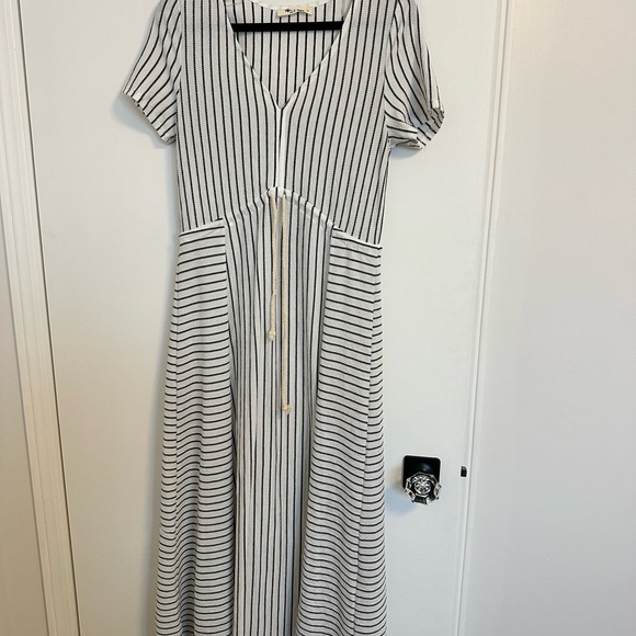 Woman’s Dress Bundle - Picture 6 of 8